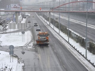 bratislava odhrnac sneh sneženie petržalka (SITA)
